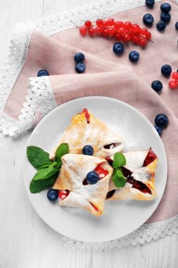 Çilek ile lezzetli puf böreği