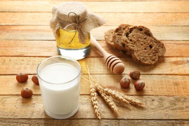 Süt, bal ve ekmek ile kompozisyon