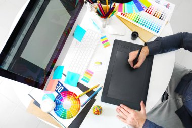 Grafik tablet ile çalışan tasarımcı