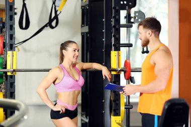 spor salonunda kişisel antrenör olan kadın