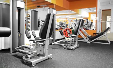 Ekipmanlı bir spor salonu.