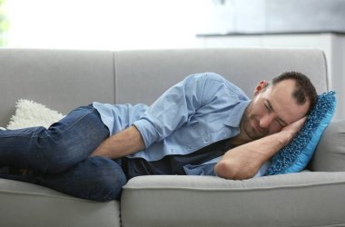 Yakışıklı depresif adam