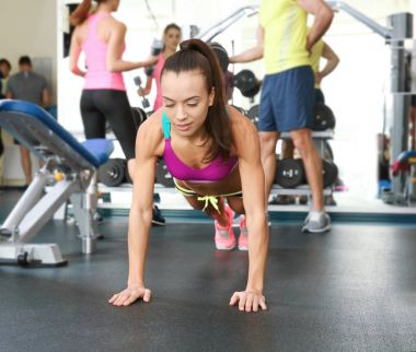 Sportif kadın tahta egzersiz jimnastik salonu yapmak