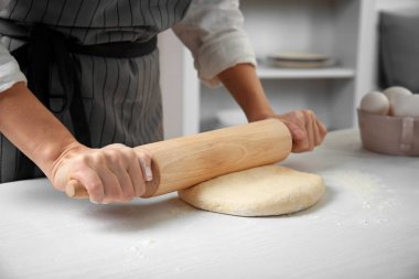 Kadın Yuvarlanan Hamur 