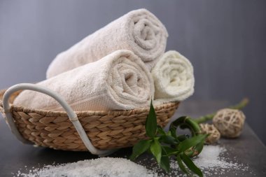 Hasır sepet içinde Spa havluları 