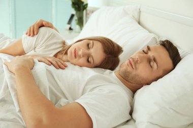 Genç tatlı çift yatakta 