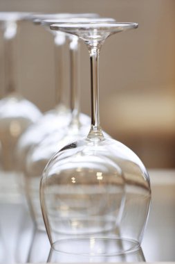 Tablo, closeup kalkık şarap bardakları