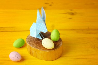 Renkli yumurtalı Paskalya tavşanı 