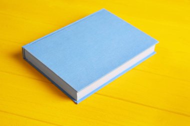 Sarı ahşap masa üstünde