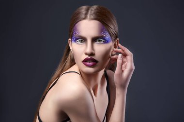 Yaratıcı makyaj ile genç modeli