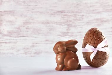 Çikolata Paskalya tavşanı ve yumurta