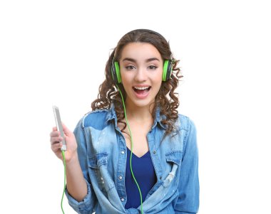 Kulaklıklı genç bir kadın müzik dinliyor. 