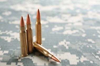 Kamuflaj arka plan üzerinde madde işaretleri