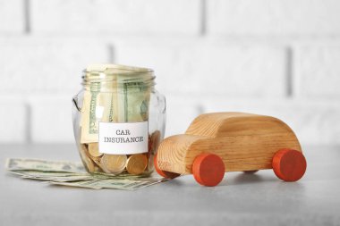 Cam Kavanoz para ve masada oyuncak ahşap araba ile