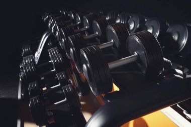 Farklı dumbbells ile raf 