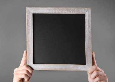 Boş yazı tahtası holding eller 