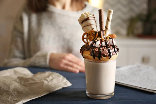 Milkshake, ciambelle e dolci in vetro — Foto Stock
