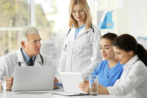 Team van artsen met bijeenkomst in kliniek — Stockfoto