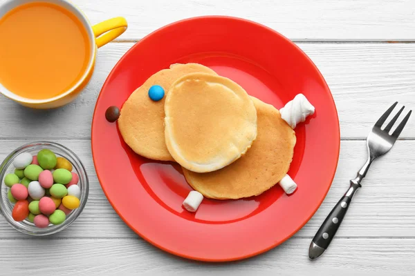 Piring dengan pancake buatan sendiri yang kreatif — Stok Foto