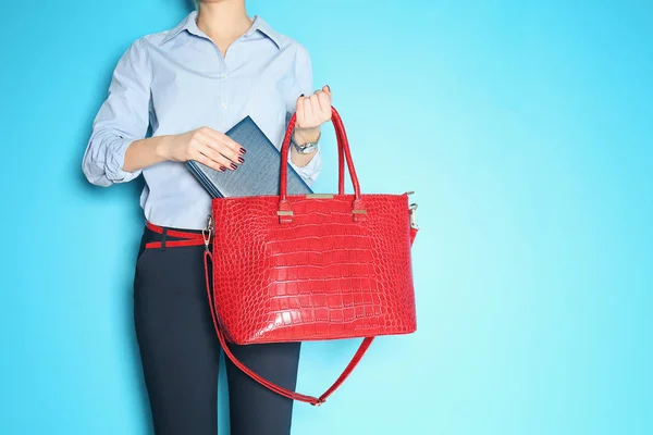Donna in possesso di borsa rossa — Foto Stock