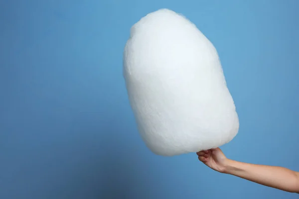 Hand hält Zuckerwatte — Stockfoto