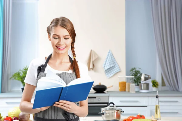 Jeune Femme Avec Livre Recettes Cuisine — Photo