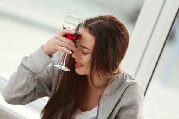 若い女性がワインを飲む — ストック写真