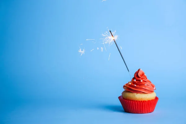 Delizioso cupcake con sparkler — Foto Stock