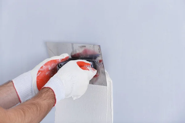 Builder using plastering tool — Stock Photo, Image