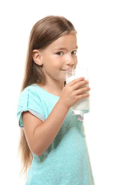 逗人喜爱的小女孩喝牛奶在白色背景 — 图库照片
