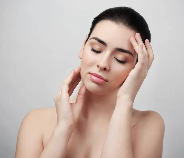 Beautiful Young Naked Woman Closed Eyes Tuching Face Her Hands — Stock Photo, Image