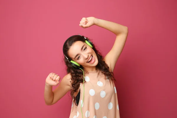 Hermosa mujer joven en auriculares —  Fotos de Stock