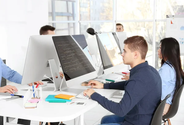 Jovens programadores trabalhando no escritório — Fotografia de Stock