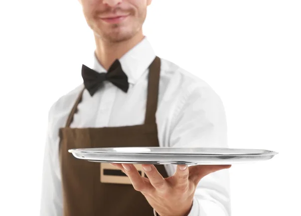 Cameriere tenendo vuoto vassoio d'argento su sfondo bianco.Focus sul vassoio — Foto Stock