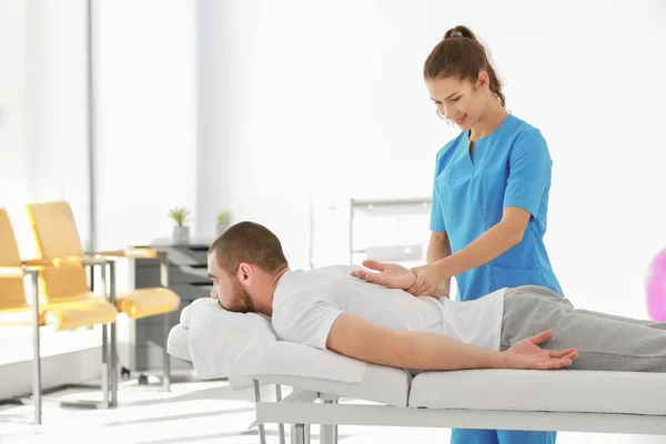 Fyzioterapeut pracující s pacientem — Stock fotografie