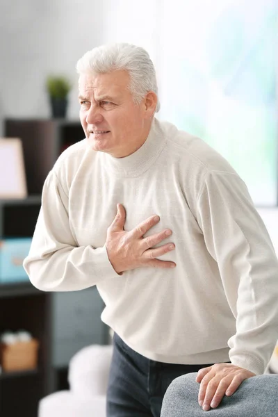 Homem envelhecido com dor no coração — Fotografia de Stock