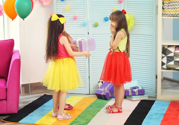  Odada kızlarla hediye kutusu