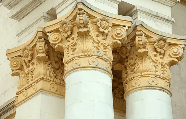 Byggnad med kolumner i nyklassicistisk stil — Stockfoto