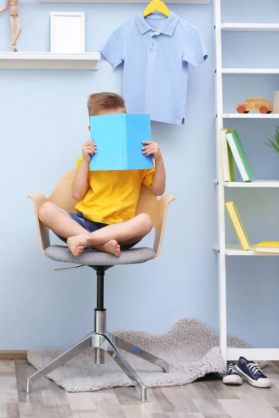 Boy reading book — Stock Photo, Image