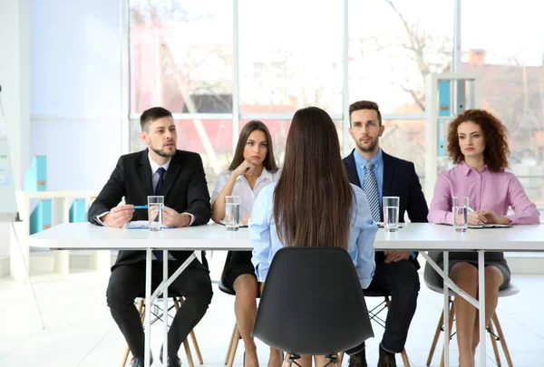 Conceito de entrevista de emprego. Comissão de Recursos Humanos entrevistando mulher — Fotografia de Stock