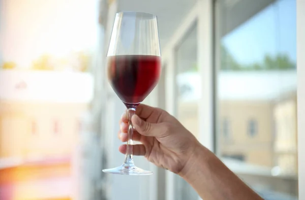 Hand holding glas rode wijn — Stockfoto