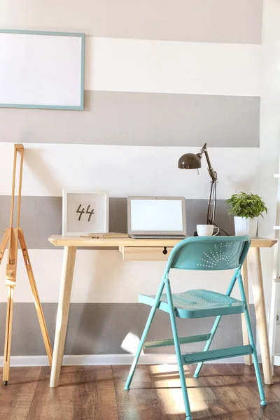 Lugar de trabajo con portátil en la mesa — Foto de Stock