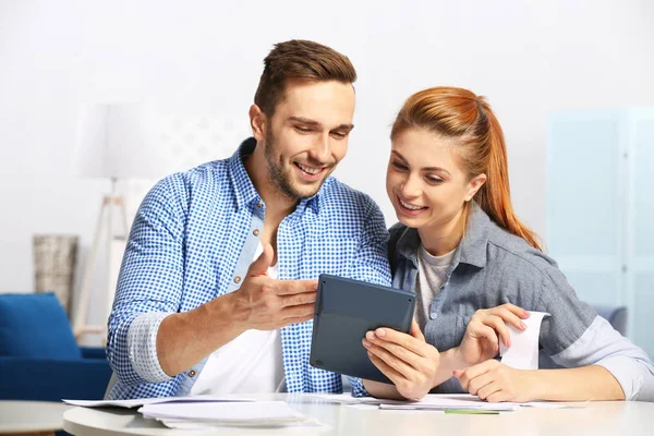 Pareja calculando impuestos —  Fotos de Stock