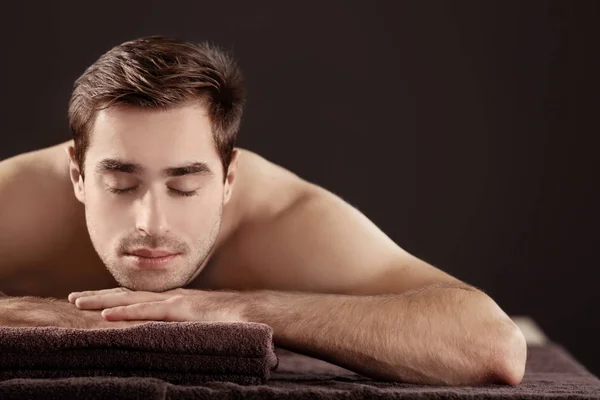 Uomo rilassante nel salone spa — Foto Stock