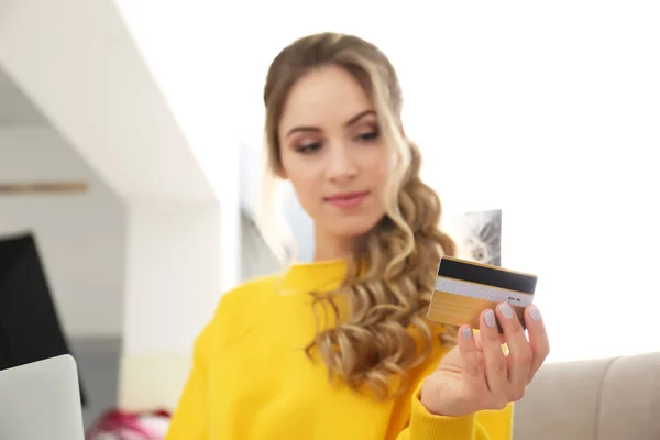 Young woman with credit card — Stock Photo, Image