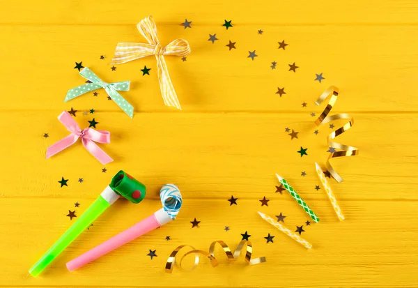 Heldere confetti en feestelijke fife op houten gele achtergrond — Stockfoto