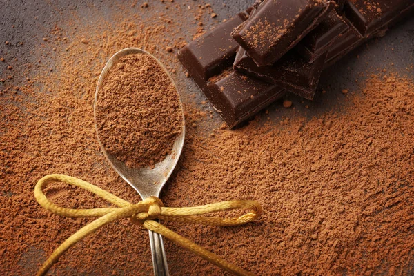 Chocoladestukjes met cacaopoeder — Stockfoto