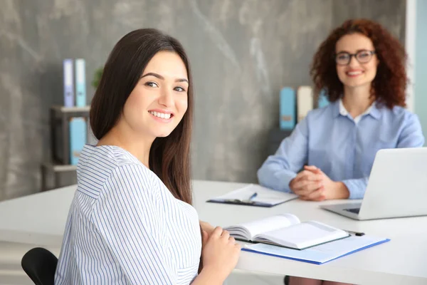 Conceito de entrevista de emprego. Gerente de RH entrevistando mulher — Fotografia de Stock