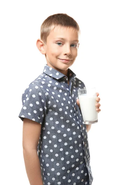 Niño pequeño sosteniendo un vaso de leche — Foto de Stock