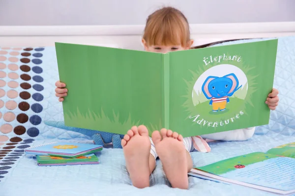 Klein meisje lezen boek — Stockfoto